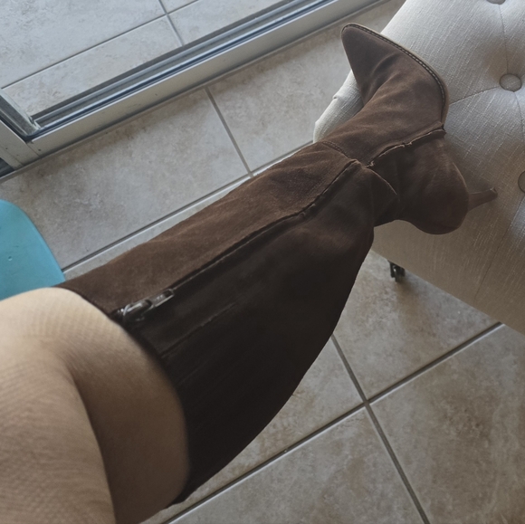 Banana Republic Made in Spain Vintage Brown Suede 3" Heel Pointed Toe Boots, 8M - Picture 8 of 10